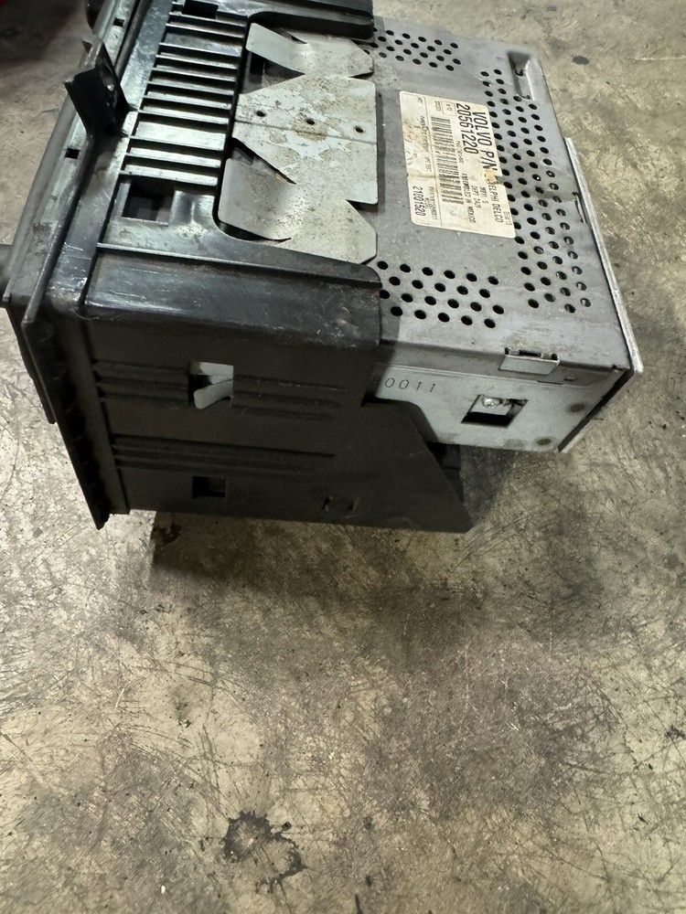 VOLVO DELPHI DELCO IN DASH CD PLAYER 20561220