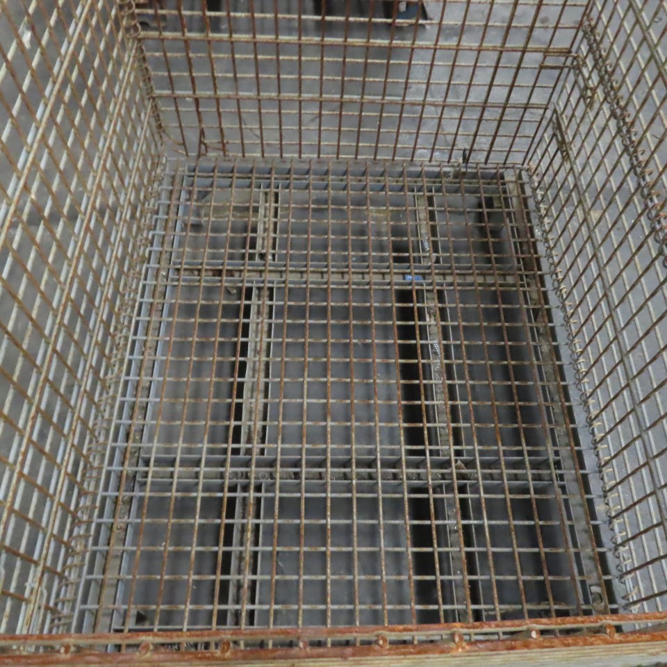 Econotainer 48" x 40" x 30" Deep Steel Collapsible Stackable Wire Bulk Container