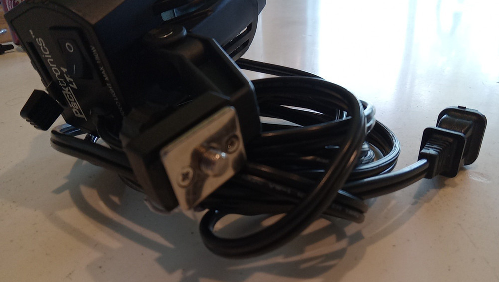 VIDEO LIGHT Packtronics Compact Lamp Model LT-1 150 Watts w/Screw Mount USED