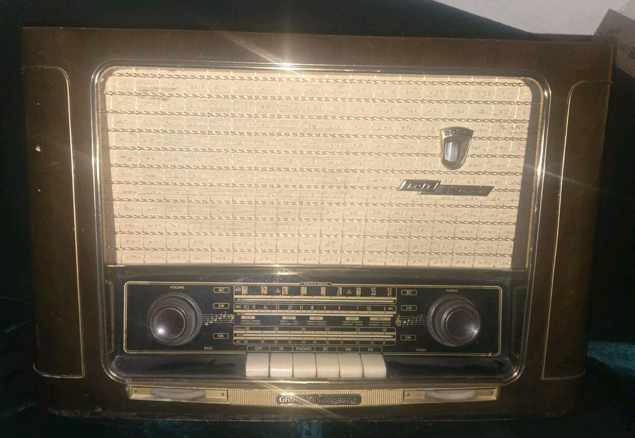 Antique Grundig-Majestic Model 2035 Radio - WORKS!