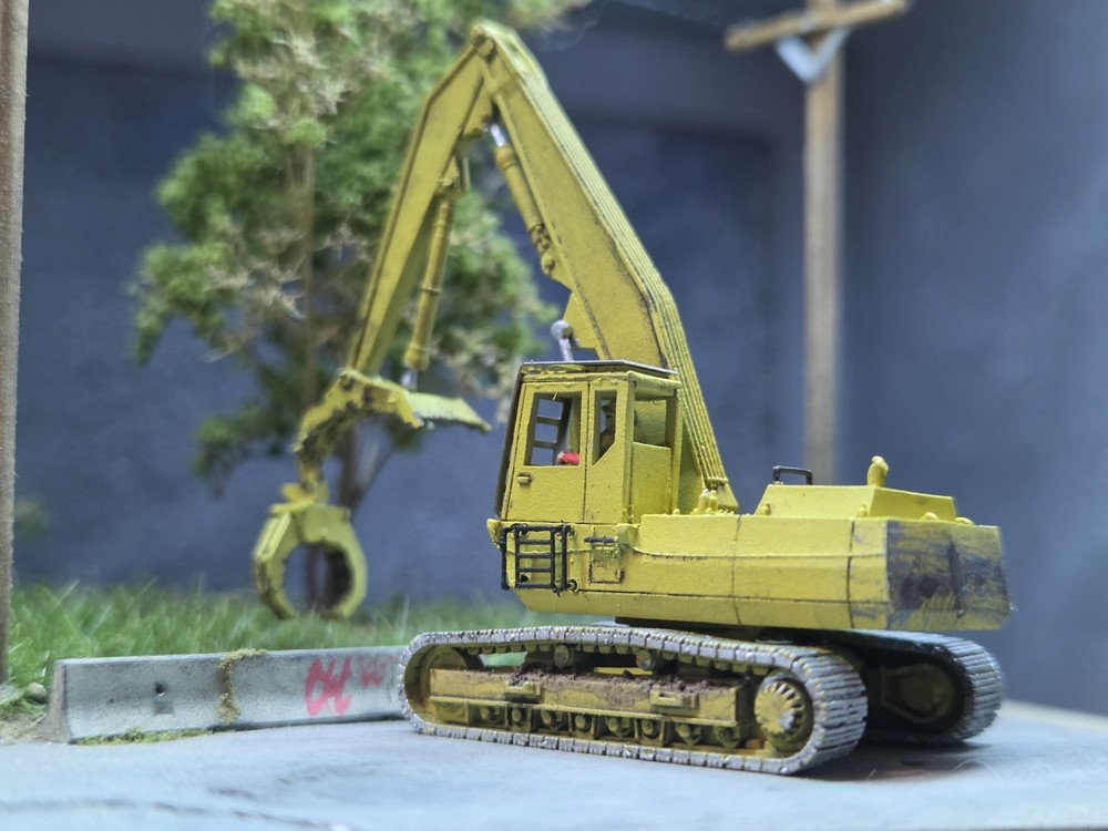 N Scale Komatsu Heel Boom Log Loader