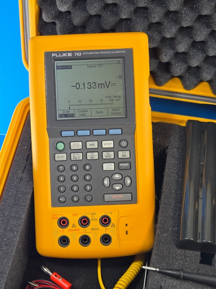 Fluke 743 DPC Documenting Process Calibrator Meter DPC CLEAN!