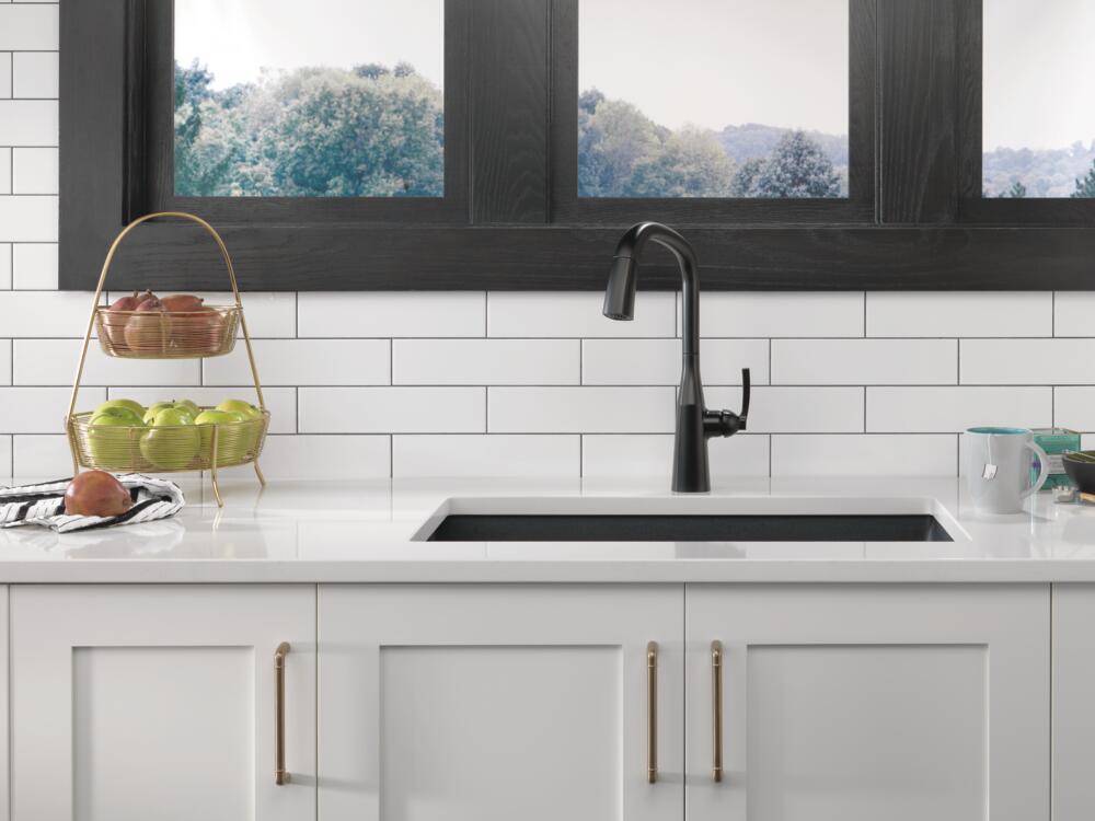Delta Stryke Pull-Down Kitchen 1-Handle Matte Black-Certified Refurbished