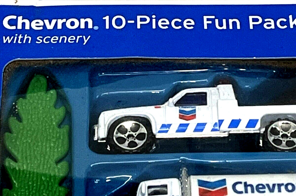 Daron HO Scale Chevron 10 Piece Fun Pack With Scenery New