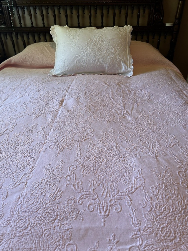 Vintage Large Cotton Matelasse Bedspread Queen / King.