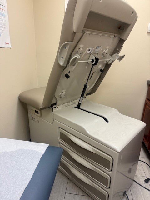 Pre-Owned Midmark Ritter 204 Exam Table Excellent Condition