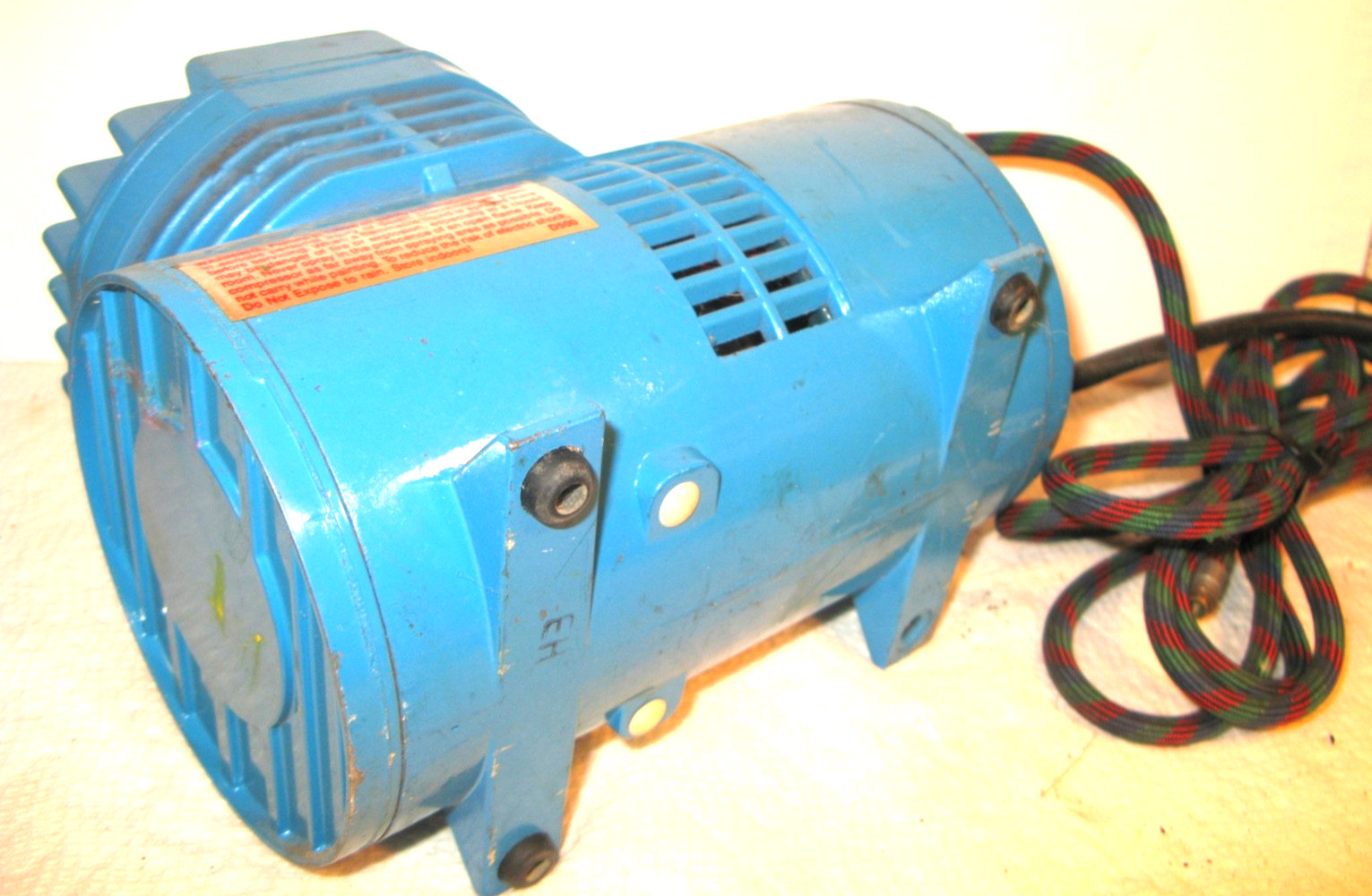 Paasche D500 Diaphragm Air Compressor 115V, 60Hz, 1/10 HP, 3 AMP w/ Air Brush