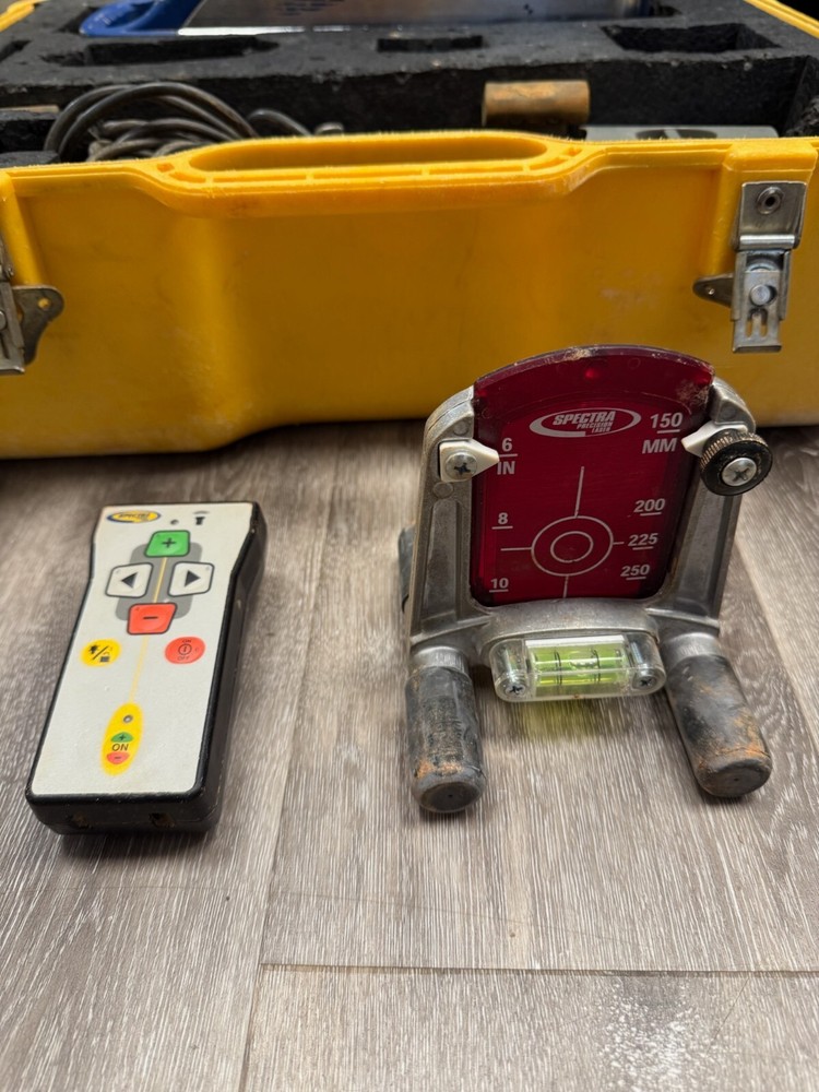 Spectra Precision DG711 Pipe Grade Level Laser W/ Case & Accessories