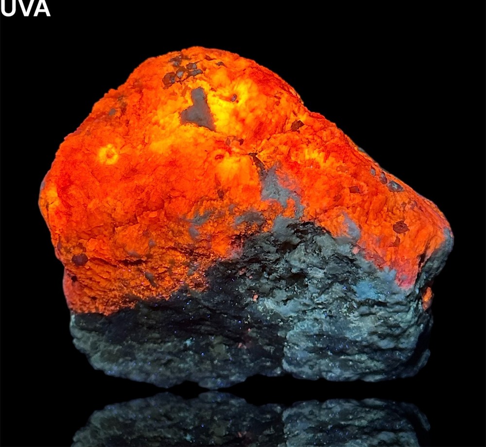 1342 Gr. Fluorescent Phosphorescent Sharp Tenebrescnet Hackmanite, Fluorapatite