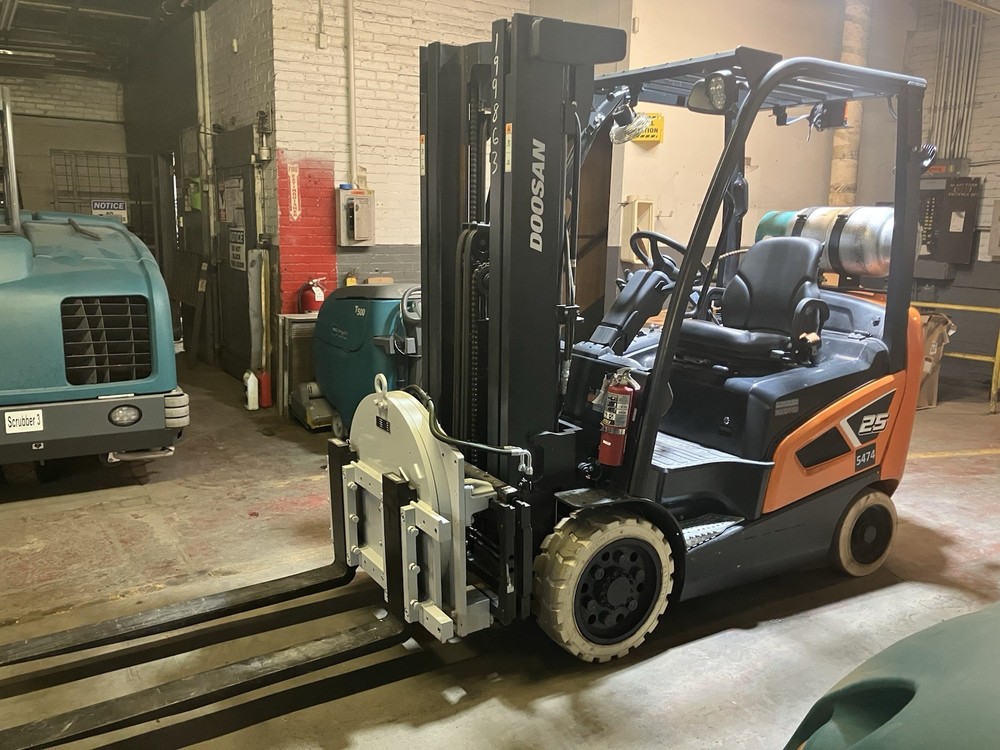2023 5000 LB Forklift with Side shift and Triple Mast and rotator