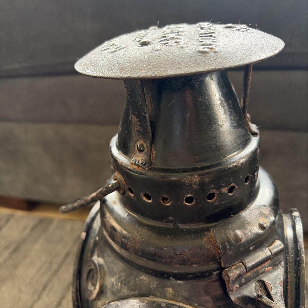 The ADLAKE Non-Sweating Lamp Chicago Railroad Train Switch Lantern Read