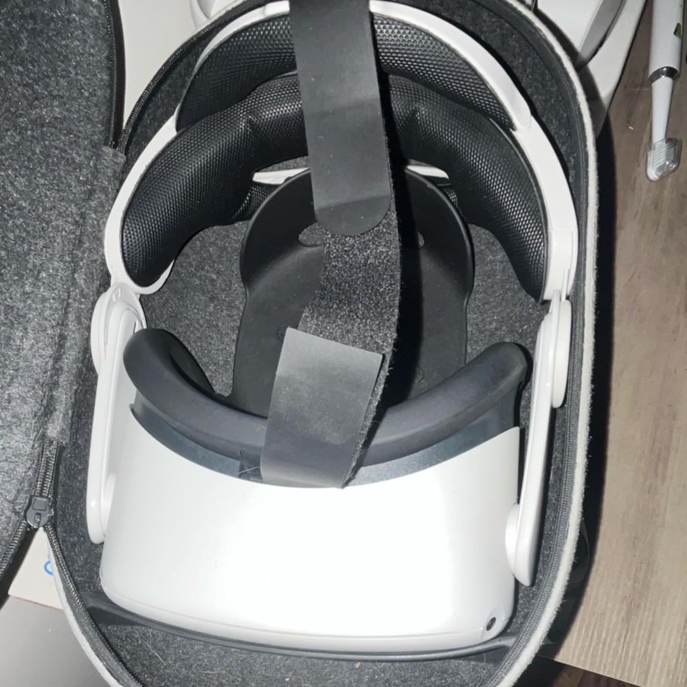 Meta Quest 2 Standalone VR Headset Bluetooth White/Black Used