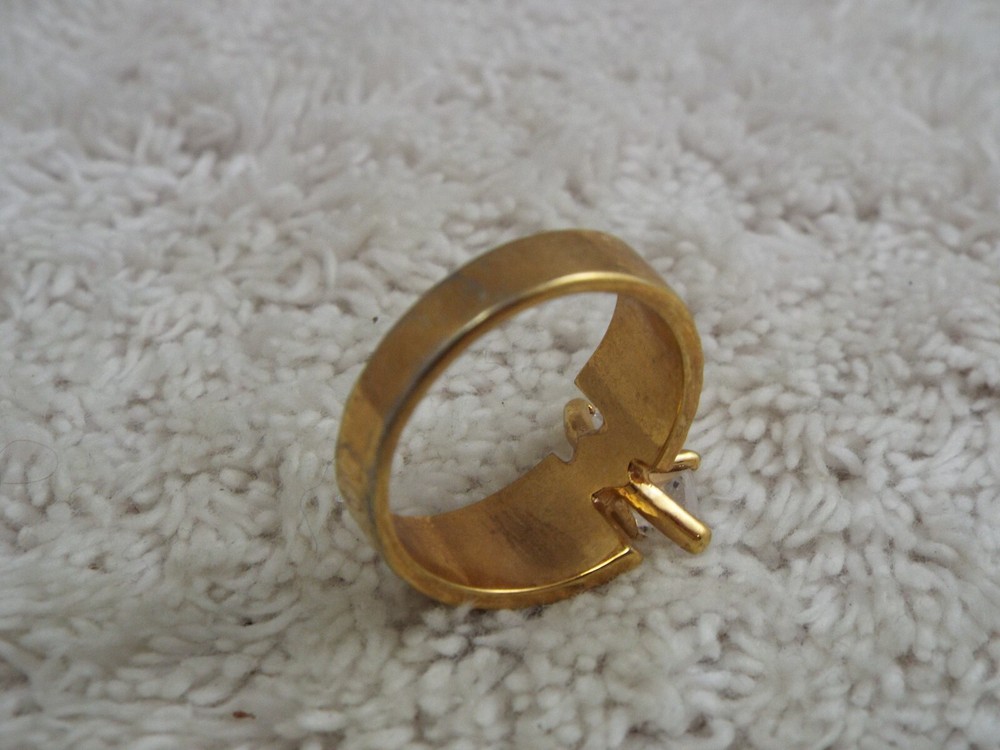 ROMAN Goldtone Rhinestone Ring ~ Size 9 (B30)