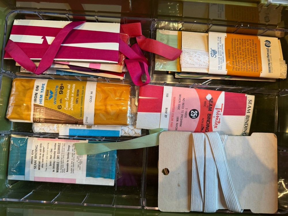 Vintage sewing box, various items , see pics