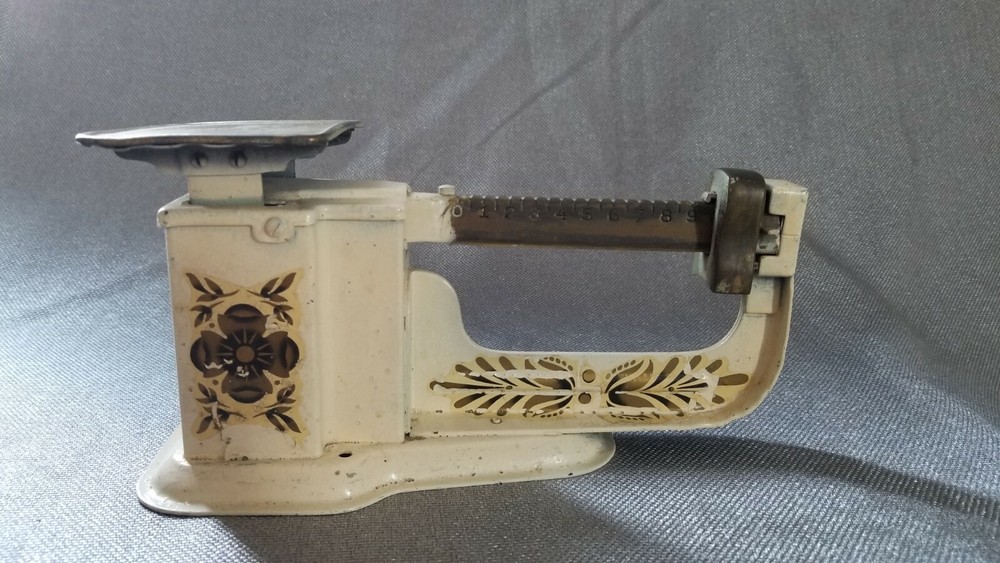 Vintage Metal Weighing Scale