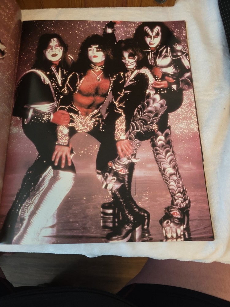 KISS LIVE SIGNED BY GENE SIMMONS MAGAZINE UK IMPORT, 1996