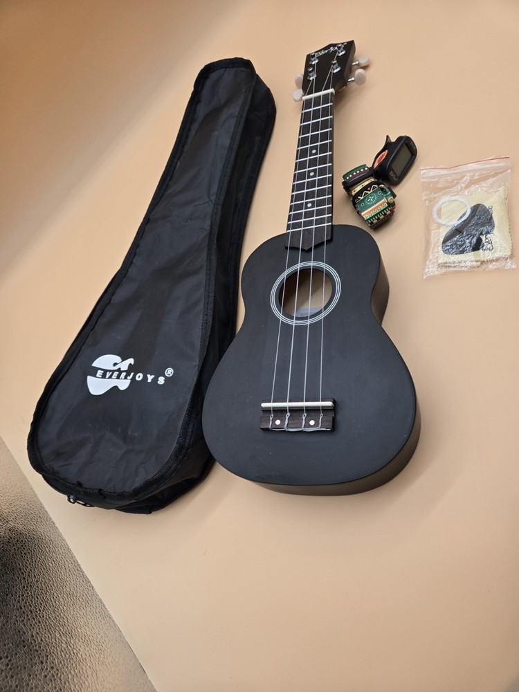 Everjoys Beginner Handmade Hawaiian Ukulele Starter Kit.