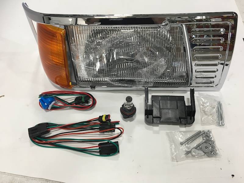 Peterbilt 377 Headlight 34475 (611-21007)
