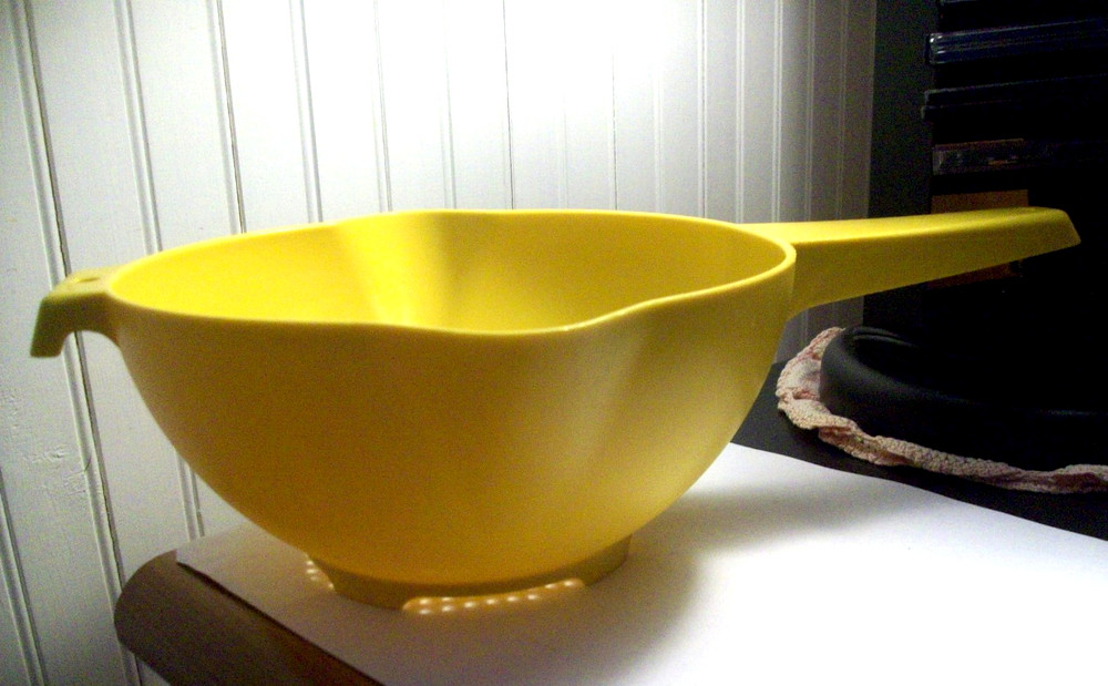 Vintage TUPPERWARE yellow handle 2 spouts strainer colander 2 qt EXCELLENT