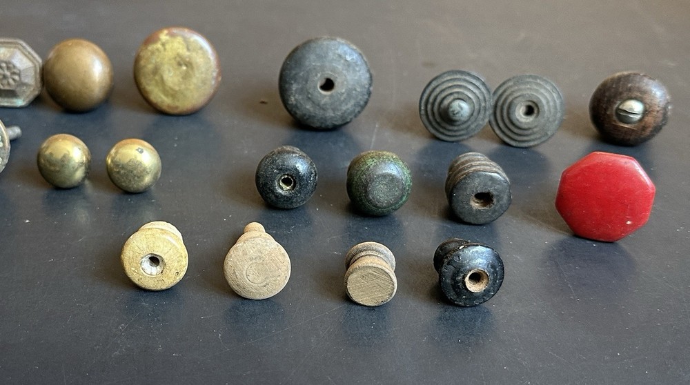 DS-272 THIRTY TWO (32) Antique Vintage Assorted Drawer Pulls Knobs