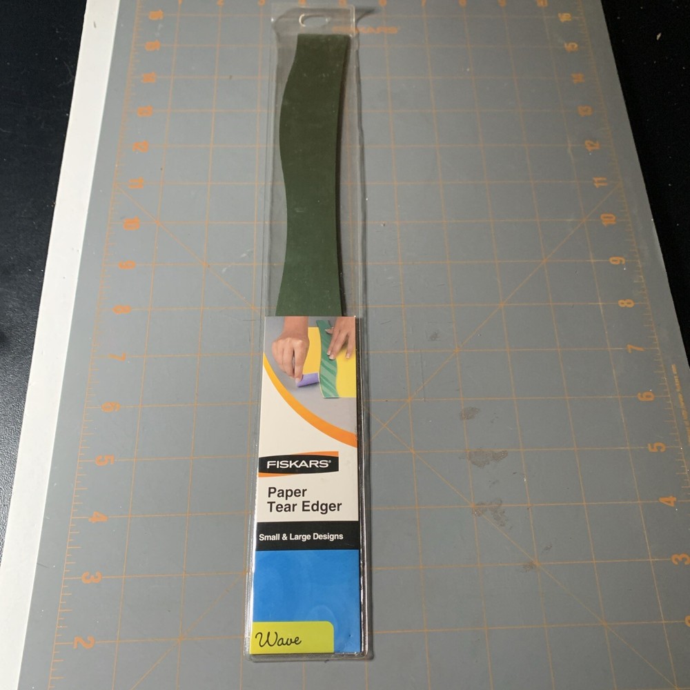 Fiskars- Paper Tear Edger,  Wave Design 2005 Crafting Card making Scrapbook