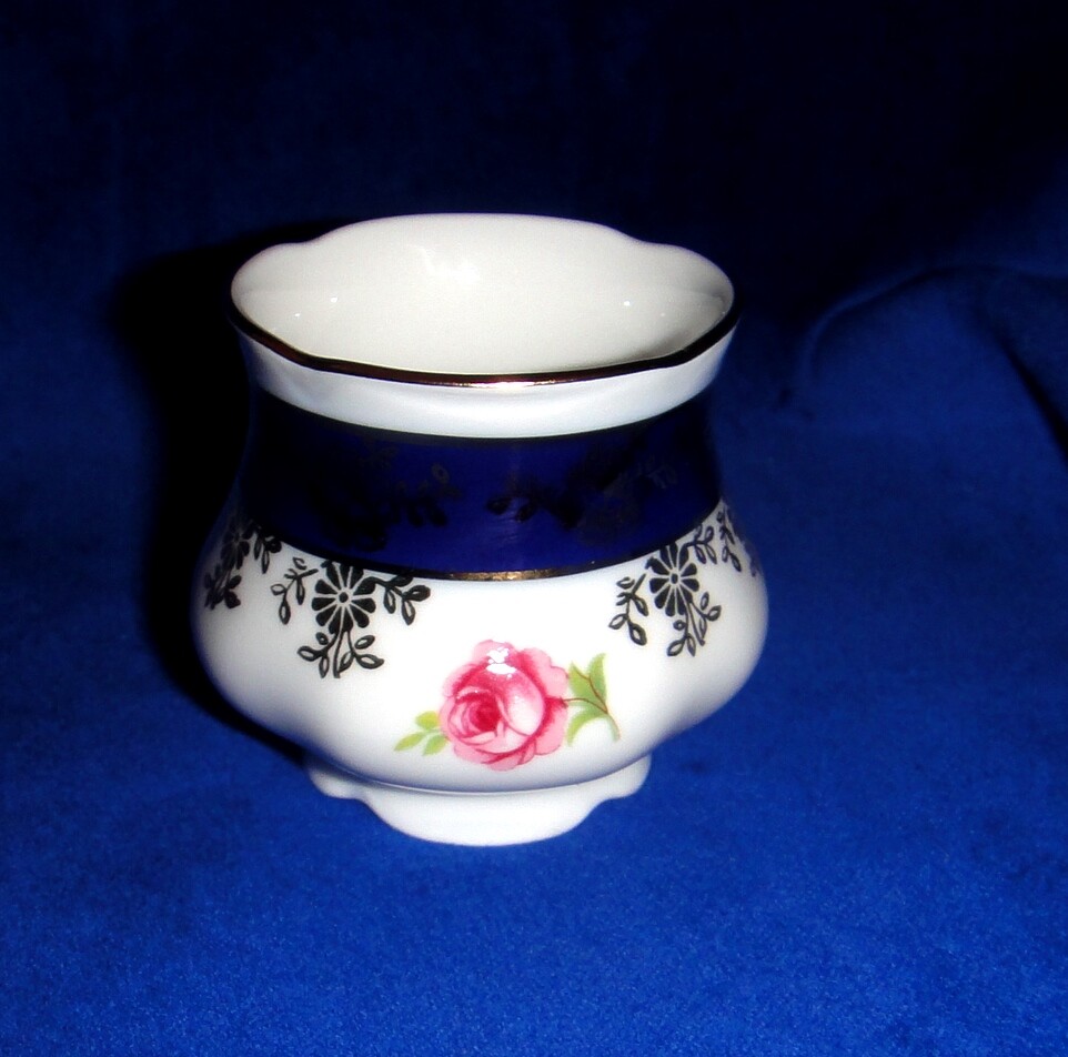 Egg cup Small, Roses, Bone China Porcelain, Leander