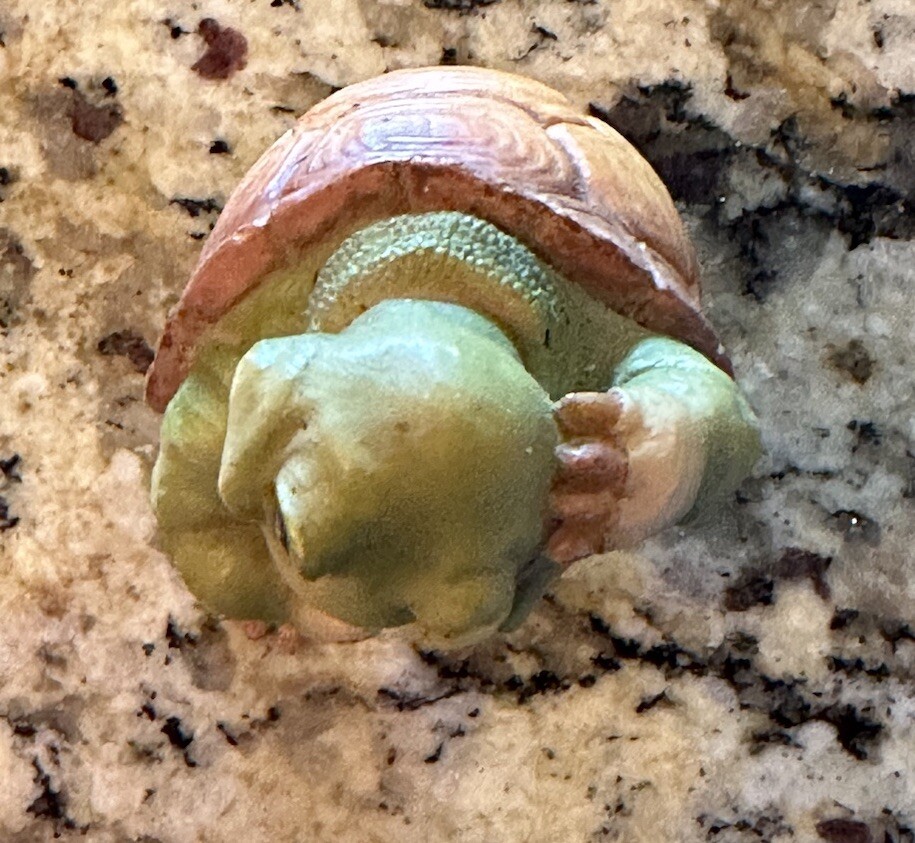 2000 W. U. I. RESIN TURTLE FIGURINE