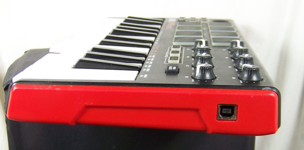 Akai MPK mini professional keyboard NEEDS WORK