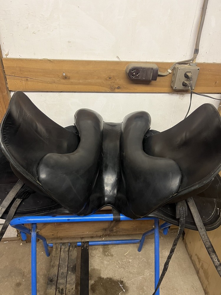 18” Schleese Wave Dressage Saddle