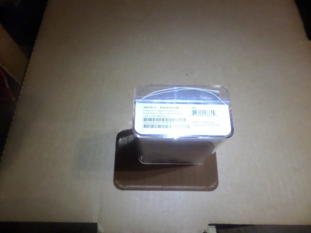 Apple iPod Shuffle 2nd Generation 1GB Silver MB233LL/A