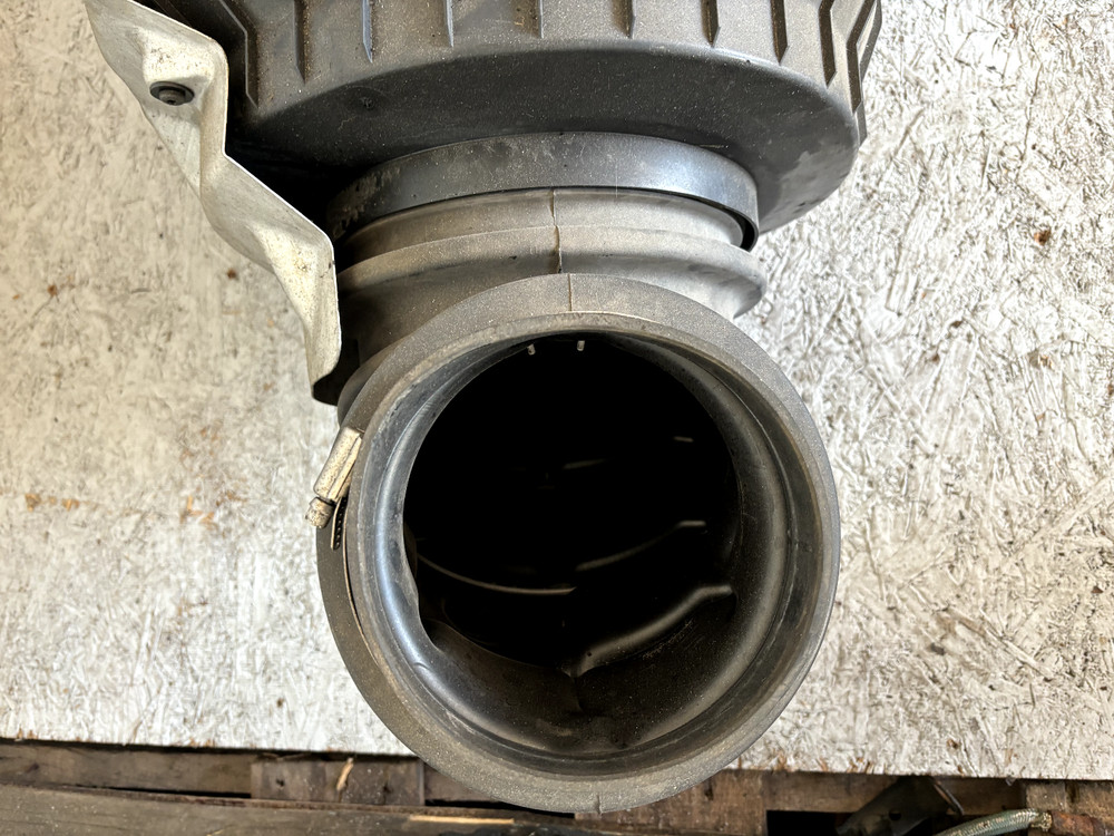 Volvo VNL Air Cleaner - Used