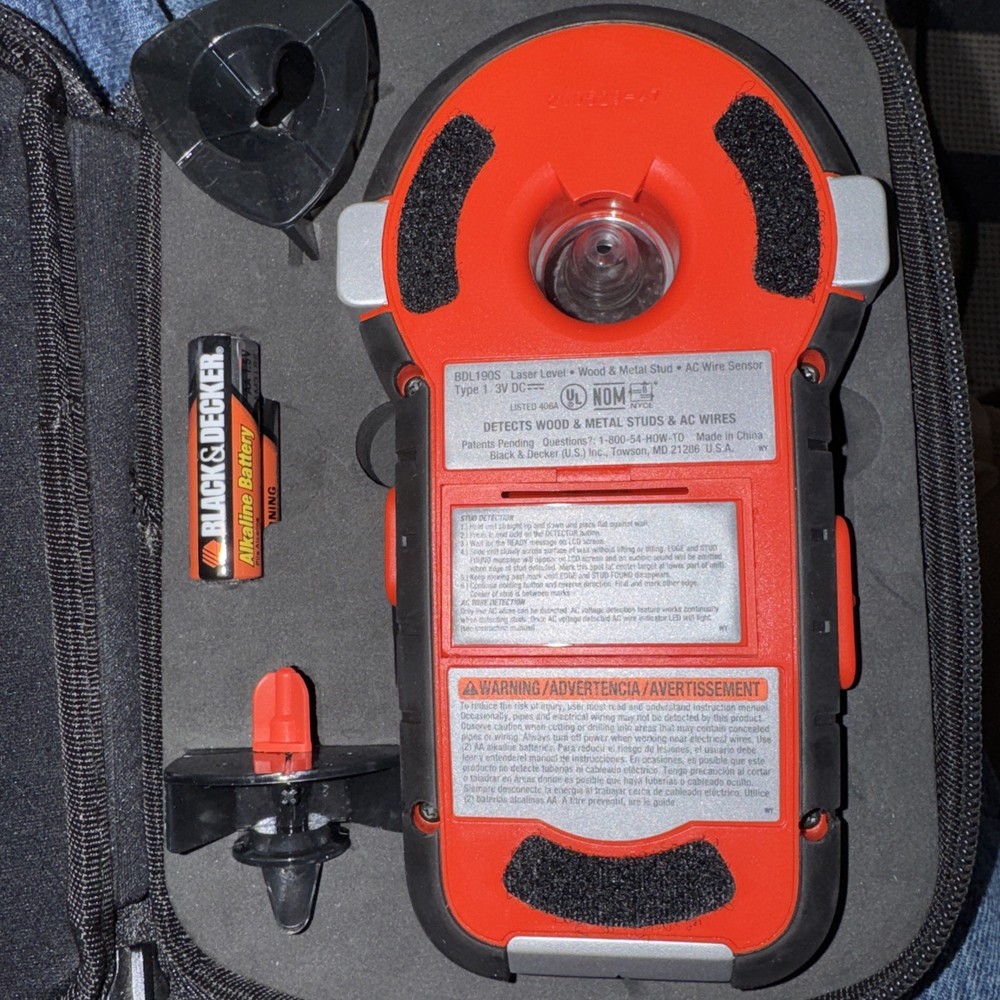 BLACK+DECKER BDL190S BullsEye Auto-Leveling Laser with Stud Sensor w/ case