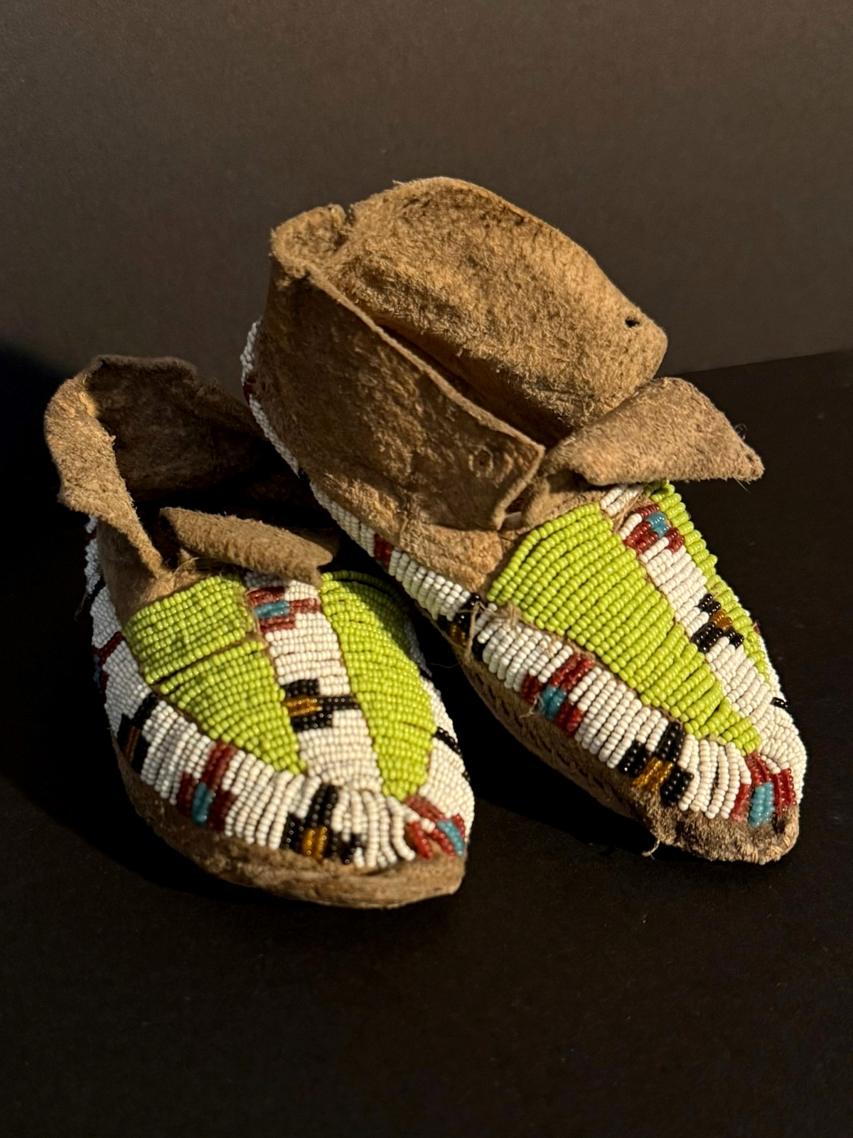 HISTORIC SIOUX PLAINS CHILD’S MOCCASINS,SINEW SEWN BEADED HIDE,C1900,EXCELLENT!
