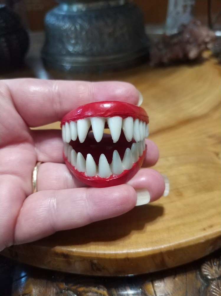 Vintage 1995 StreetWise designs plastic teeth
