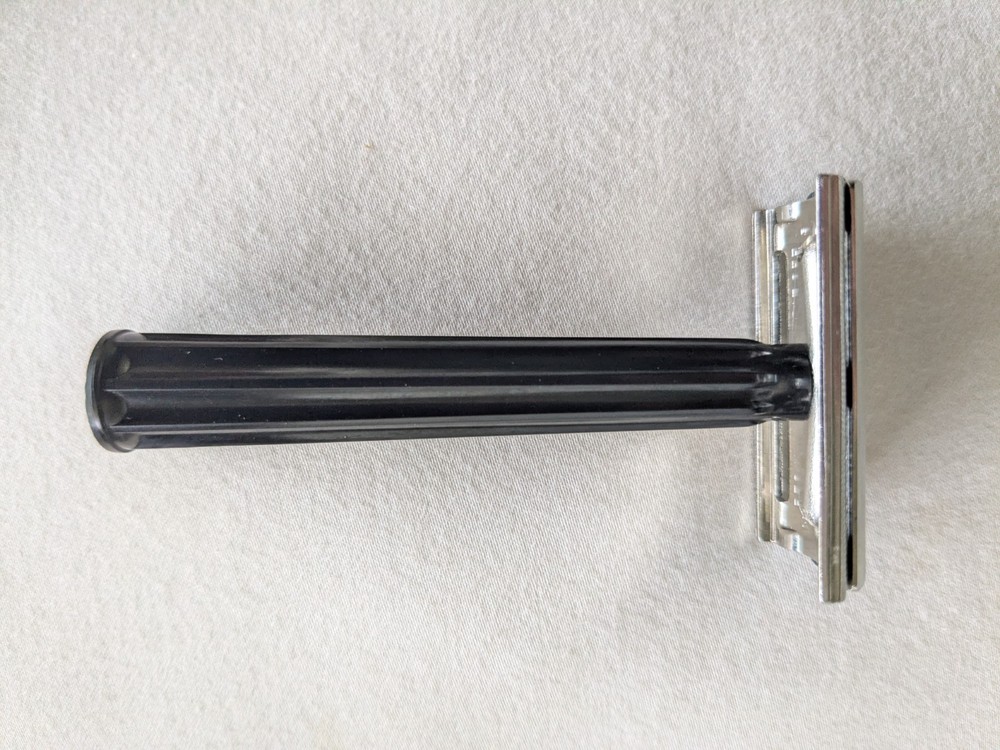 Gillette TECH 3-Piece Razor - 1952 X3 Bakelite Handle w/ box & extra Blue blades