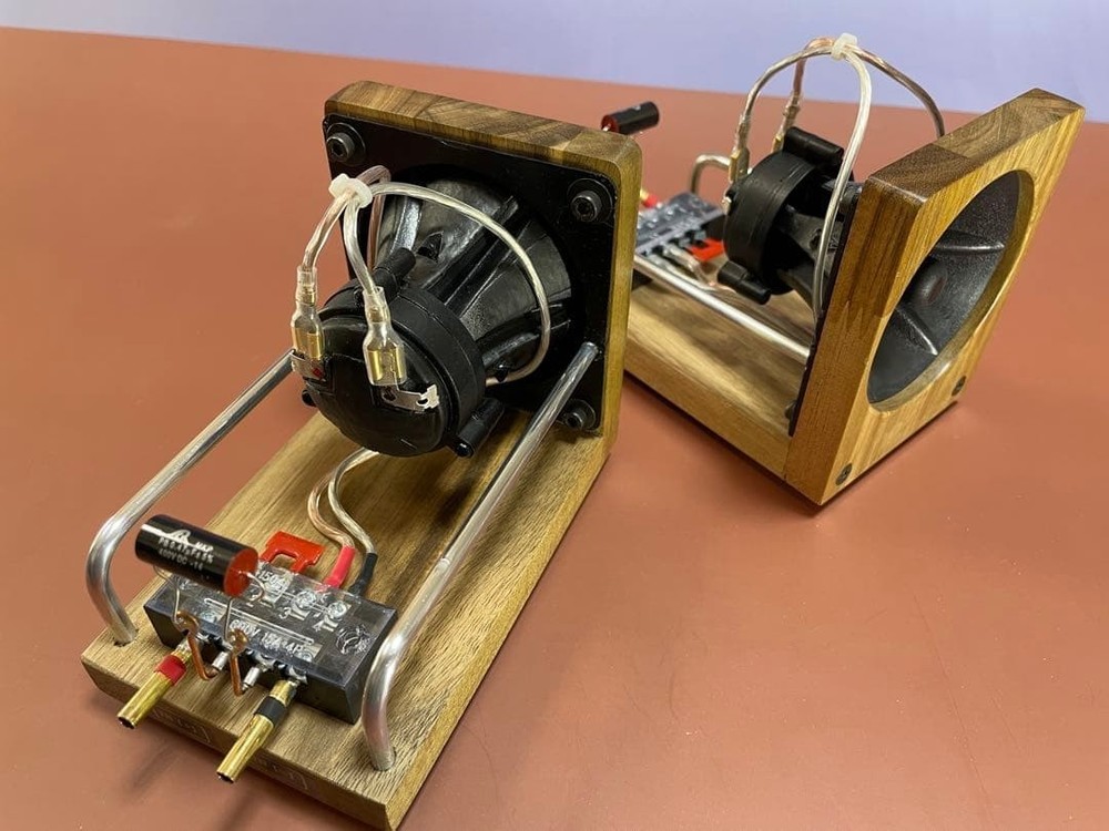 Horn-type super tweeter Tweeter Simple deadening solution