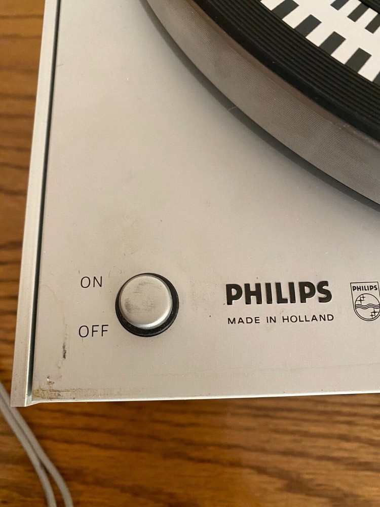 Philips 212 Electronic Turntable – Original Philips Cartridge and Record Sweeper