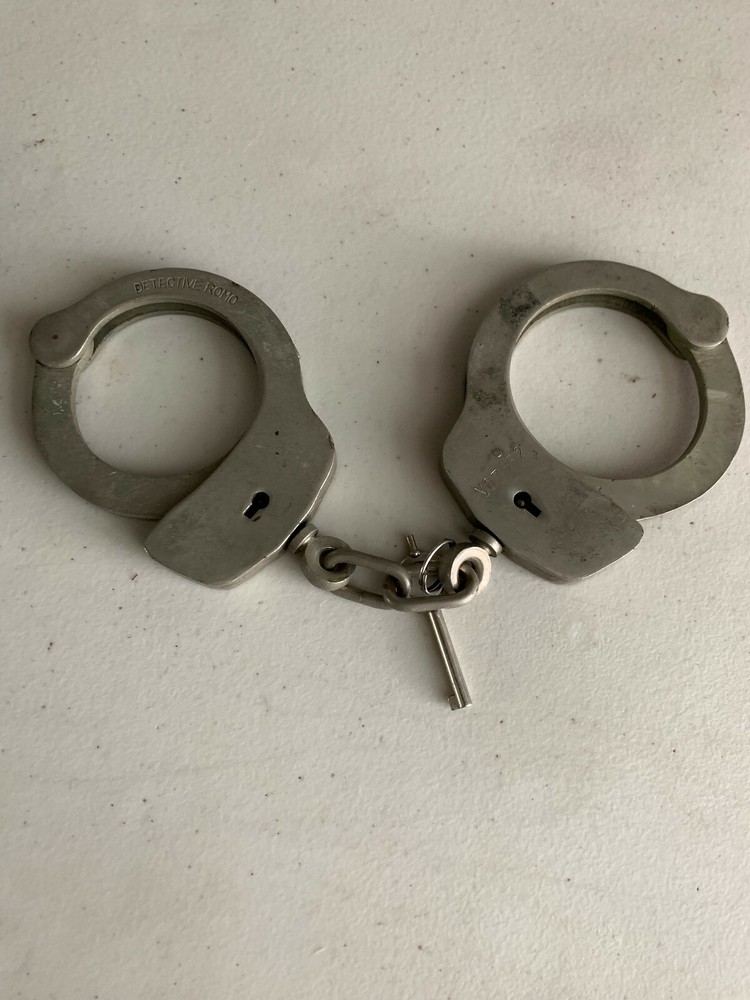 OLD HAND CUFFS W/KEY AND CASE