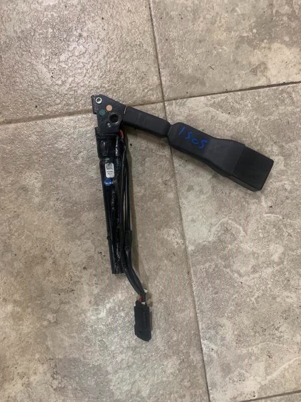 2011-2012 Ford Explorer Front Left Driver Seat Belt Buckle Black OEM
