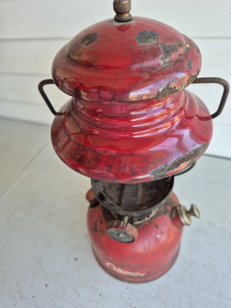 VINTAGE 1962 RED COLEMAN LANTERN MODEL 200A