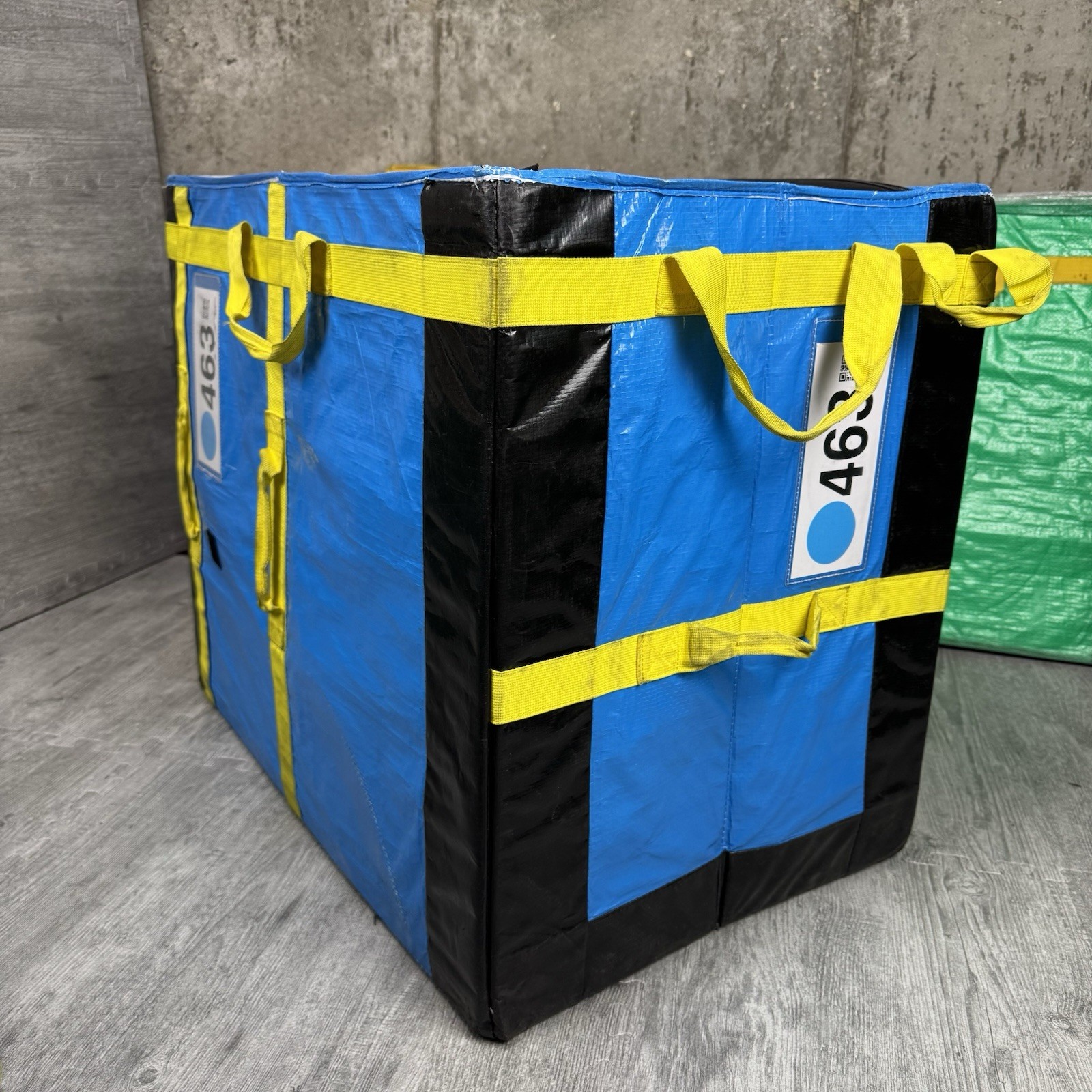 1 AMAZON COURIER DELIVERY STORAGE TOTE BAG 28x23x20 MIX COLORS *B GRADE* BULK