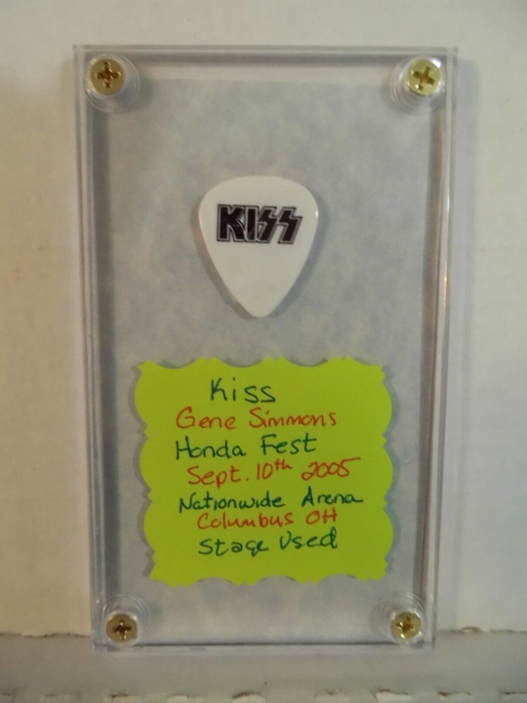 KISS~GENE SIMMONS~GUITAR PICK/CASE~2005 READ DESCRIPTION (70)