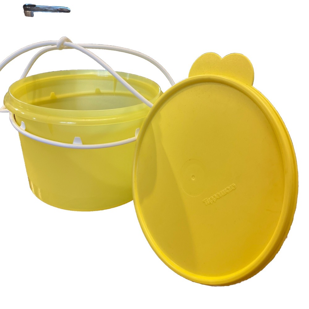 Tupperware 8” Round Storage w/lid & Carry Handle-yellow