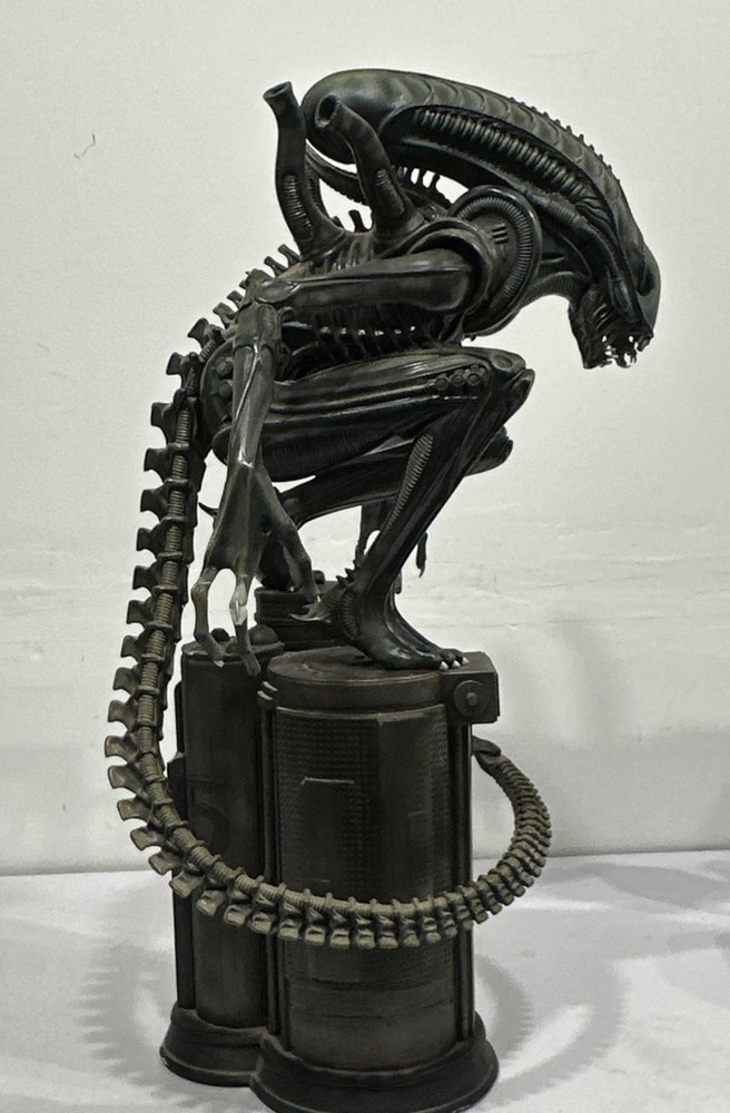 Sideshow Aliens Warrior 1/4 Maquette Premium Format SSC Damaged