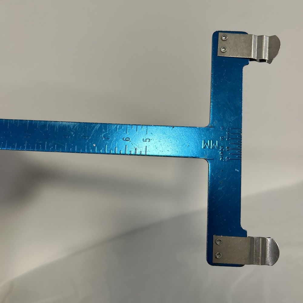 The GAME TRACKER Compound Bow T-Scale Blue