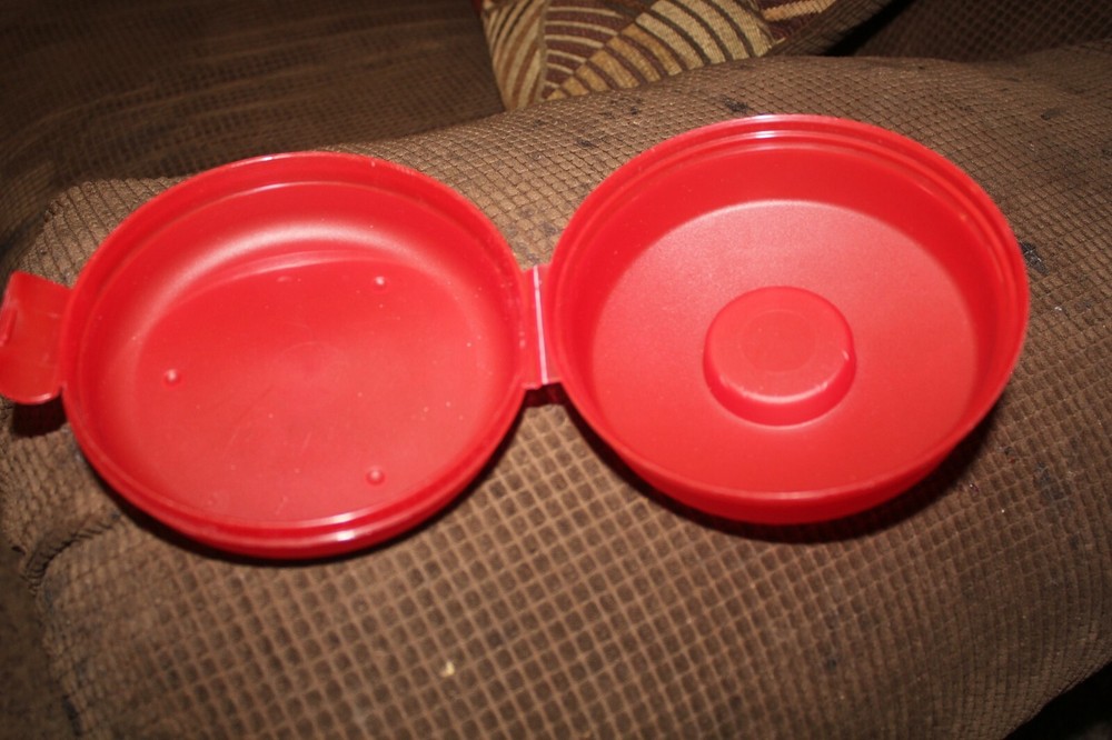 TUPPERWARE ROUND SANDWICH KEEPER RED