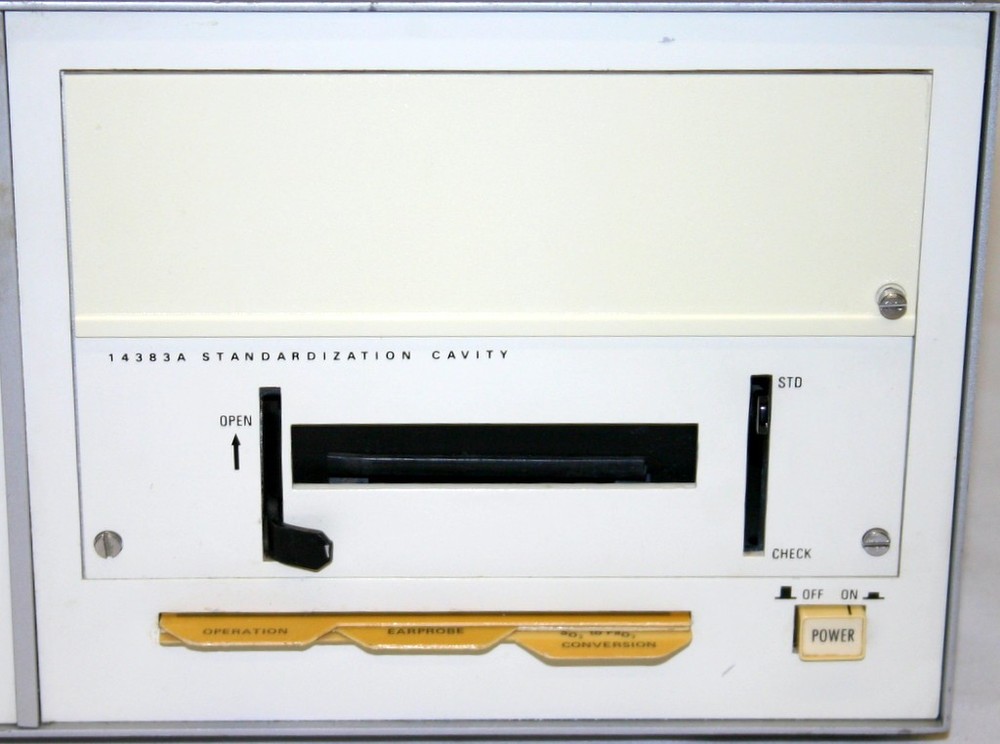 HEWLETT PACKARD 8-WAVELENGTH EAR OXIMETER, MODEL 47201A