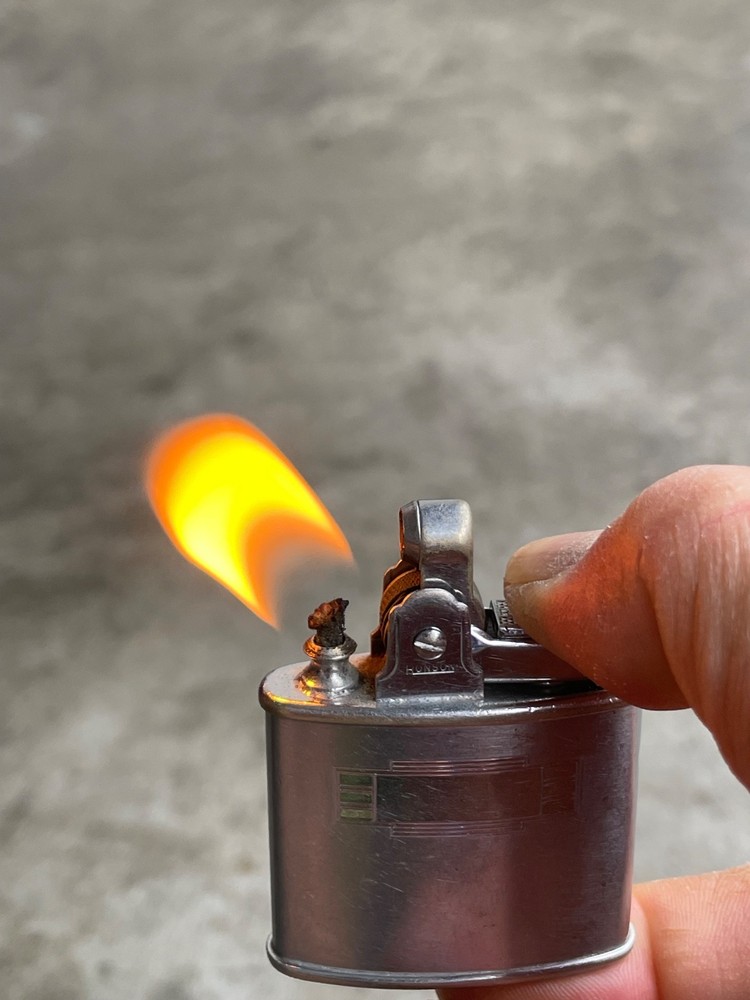 Vintage standard Ronson pocket lighter ( working )