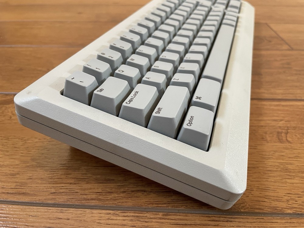 VINTAGE APPLE KEYBOARD M0110A UNTESTED MISSING 1 KEY