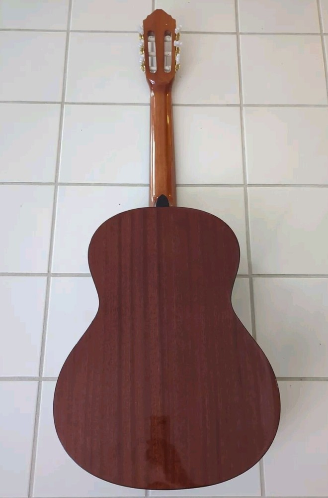 Lucero LC100 Classical Guitar Natural